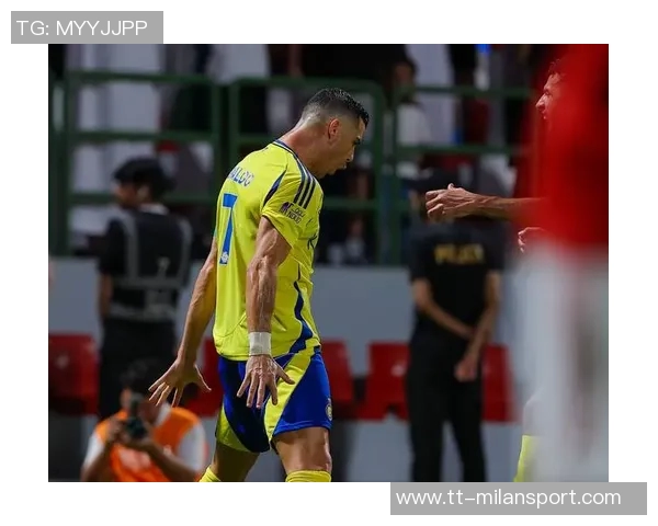 C罗梅开二度助力球队获胜并荣获上轮沙特联最佳进球奖杯