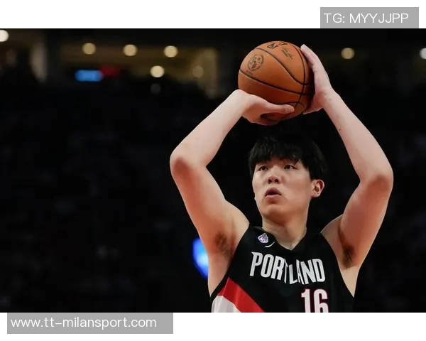 杨瀚森在比赛中表现出色5个篮板彰显进步队友却未能及时传球助力